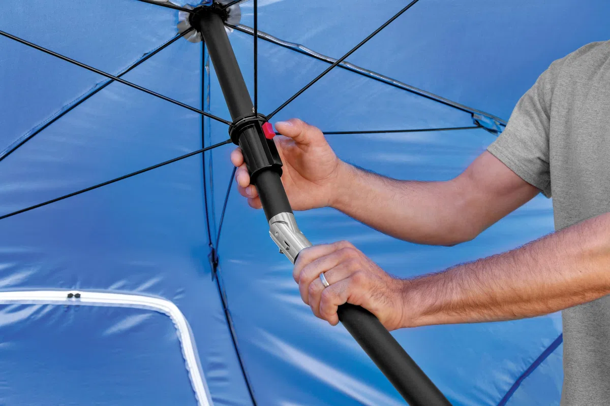 Sport-Brella Ultra Sonnenschirm LSF 50+, abgewinkelter Schirm für optimale Sichtlinien bei Sportveranstaltungen (2,4 Fuß)