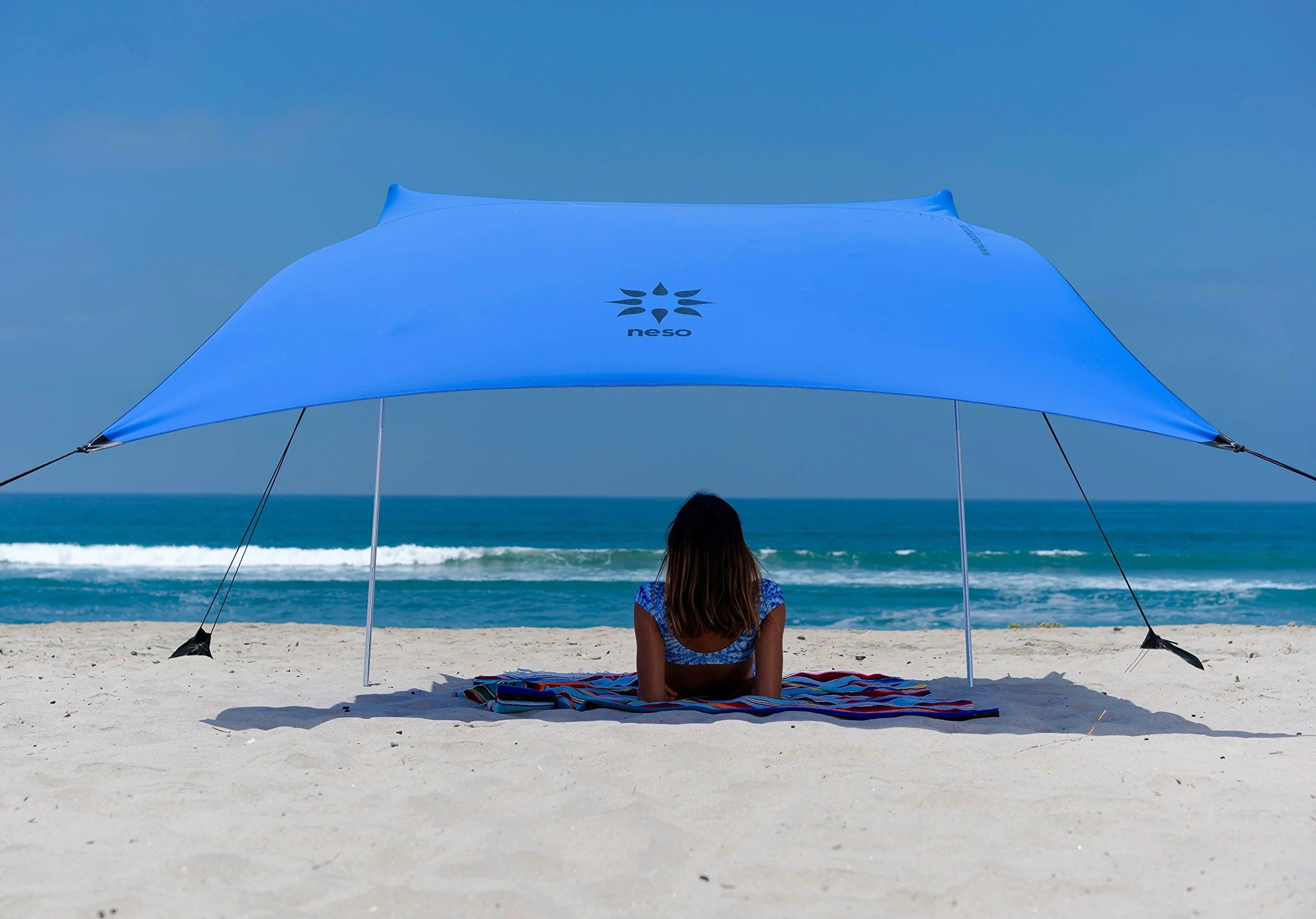 Neso Strandzelt mit Sandanker, tragbarer Sonnenschutz, 2,1 x 2,1 m, patentierte verstärkte Ecken (Regenbogenfarben)