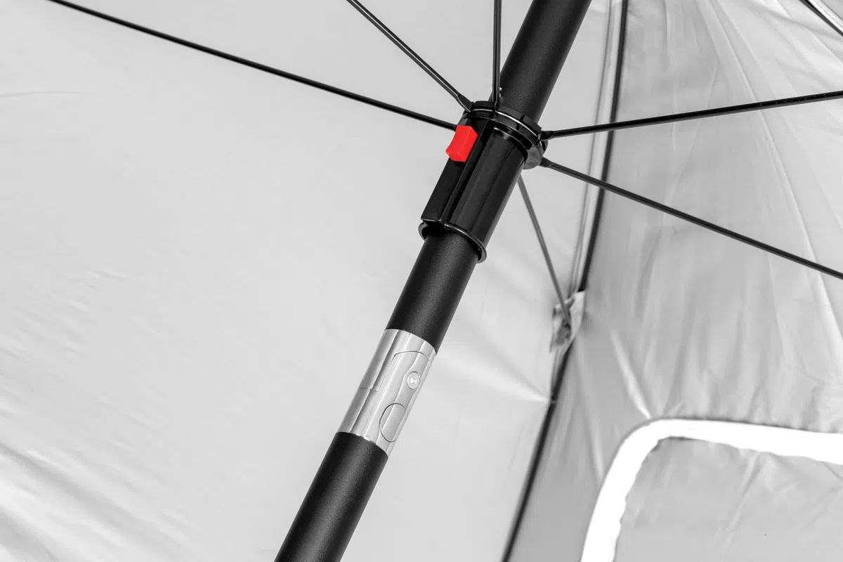 Sport-Brella Ultra Sonnenschirm LSF 50+, abgewinkelter Schirm für optimale Sichtlinien bei Sportveranstaltungen (2,4 Fuß)